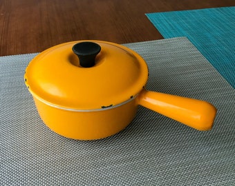 Le Creuset Saffron Sauce Pot Saucier 18 Medium Lidded Pot 2 QT Wood Handle  Pour Spout Vintage French Cookware Discontinued Color Enamelware 