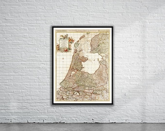 Puede incluir: Un mapa antiguo de los Países Bajos, impreso en tinta negra, marrón y verde sobre papel crema. El mapa está enmarcado en un marco negro.