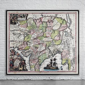 Peut inclure: Une carte antique de la région de Tartarie, imprimée en encre noire, rouge, verte et bleue sur papier. La carte montre les frontières de différentes régions et comprend une bordure décorative avec un navire et des personnages.