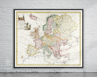 Puede incluir: Un mapa antiguo de Europa de 1700, que muestra los países y las fronteras de la época. El mapa está impreso en tinta negra, marrón, verde, roja y amarilla sobre un fondo blanco. El mapa está enmarcado en un marco negro.