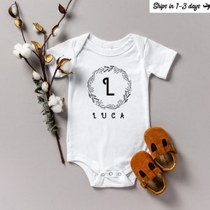 Nombre de la primera carta Anuncio del bebé Onesies®, anuncio personalizado del embarazo y Reveal Onesie® body, regalo de la ducha del bebé