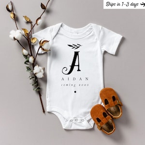 Nombre de la primera carta Anuncio del bebé Onesies®, anuncio personalizado del embarazo y Reveal Onesie® body, regalo de la ducha del bebé