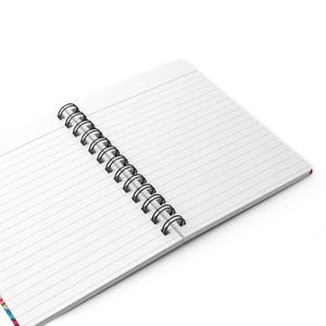 Pode incluir: Um caderno branco de espiral com p&aacute;ginas pautadas. O caderno est&aacute; aberto para revelar as p&aacute;ginas em branco.