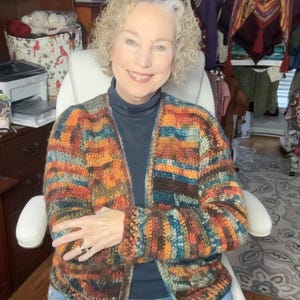 Padrão de crochê para cardigã multicolorido