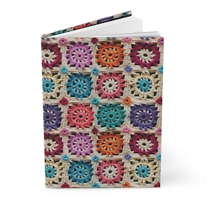 Può includere: Una coperta all'uncinetto colorata con un motivo quadrato in tonalità di rosa, viola, blu, verde, arancione e bianco.