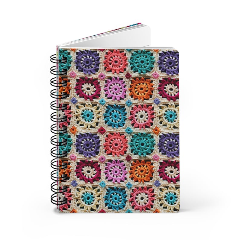 Pode incluir: Uma capa de caderno de croch&ecirc; colorida com um padr&atilde;o repetitivo de quadrados. Os quadrados s&atilde;o feitos em v&aacute;rias cores, incluindo rosa, azul, verde, laranja e roxo.