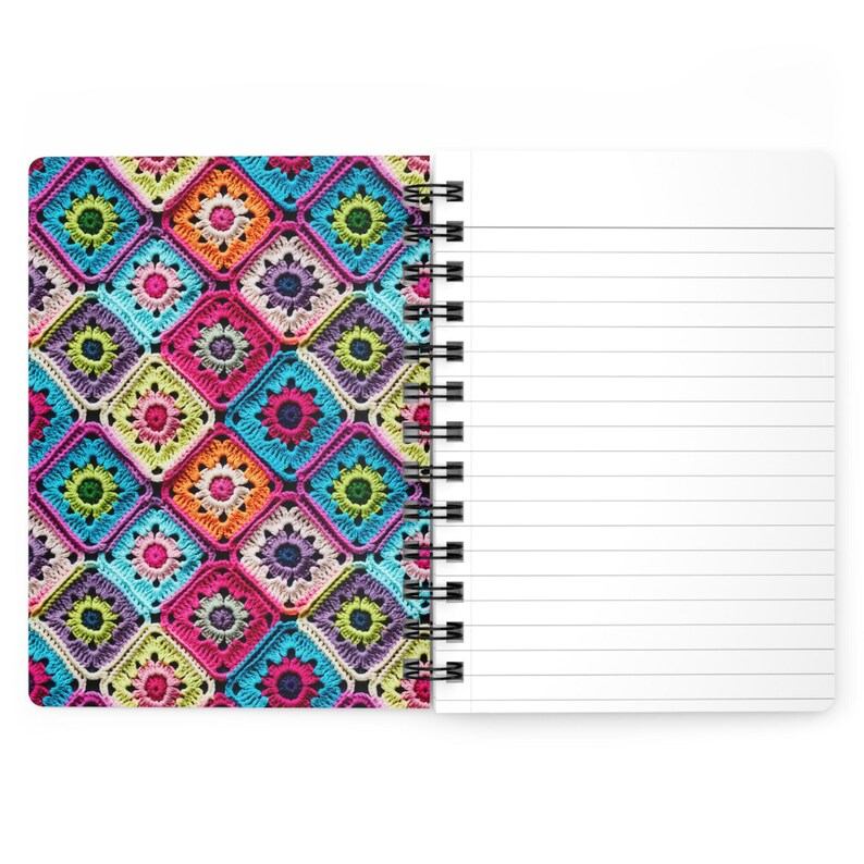 Caderno Espiral Quadrado da Vovó | Caderno de Crochê Colorido | Diário com 150 Páginas Pautadas | Planejador Fofo para Amantes de Fios e Artesanato - Presente Ideal para Ela imagem 5