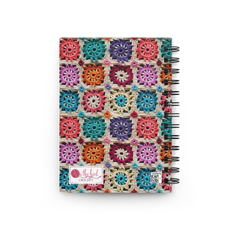 Pode incluir: Um caderno de croch&ecirc; colorido com encaderna&ccedil;&atilde;o em espiral. A capa apresenta um padr&atilde;o repetitivo de quadrados com diferentes desenhos de croch&ecirc; coloridos. O caderno tem um logotipo que diz "On the Hook Crochet".