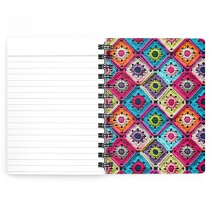 Pode incluir: Um caderno espiral com um padr&atilde;o de croch&ecirc; colorido na capa. O padr&atilde;o apresenta quadrados de v&aacute;rias cores, incluindo rosa, azul, verde, laranja e roxo.