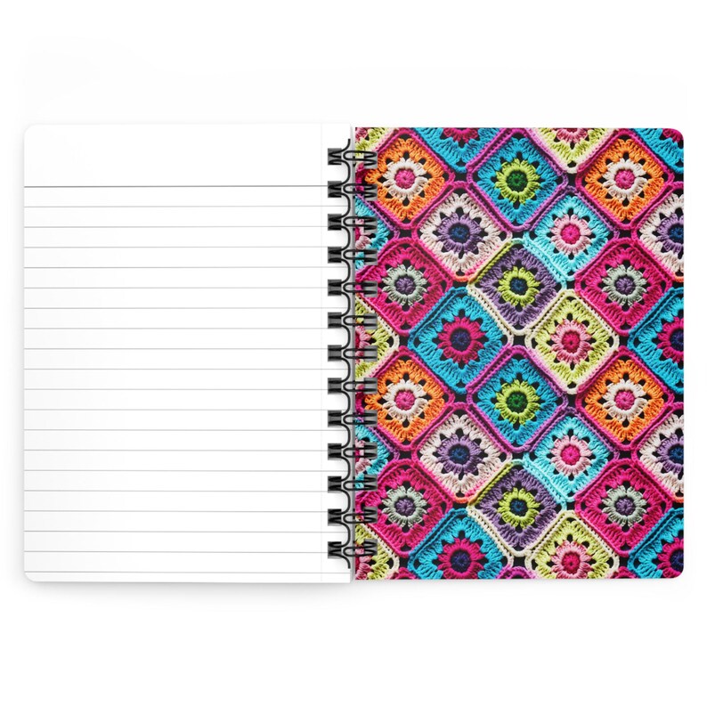 Pode incluir: Um caderno espiral com um padr&atilde;o de croch&ecirc; colorido na capa. O padr&atilde;o apresenta quadrados de v&aacute;rias cores, incluindo rosa, azul, verde, laranja e roxo.