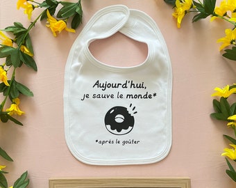 Bavoir personnalisé "Aujourd'hui je sauve le monde après le goûter" - Bavoir personnalisable - Bavoir bébé drôle - Bavoir bébé personnalisé