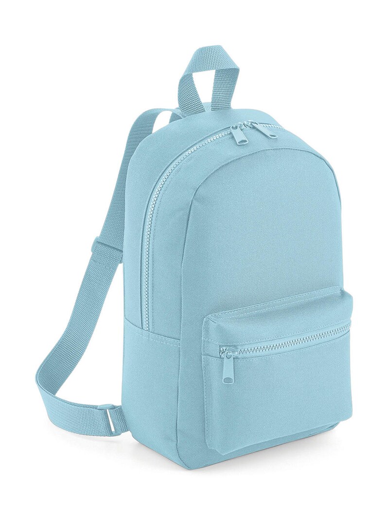 K&ouml;nnte beinhalten: Ein hellblauer Rucksack mit einem Hauptfach mit Rei&szlig;verschluss und einer kleineren Vordertasche mit Rei&szlig;verschluss. Der Rucksack verf&uuml;gt &uuml;ber verstellbare Schultergurte und einen Tragegriff an der Oberseite, alles aus passendem hellblauem Stoff mit farblich abgestimmten Rei&szlig;verschl&uuml;ssen.