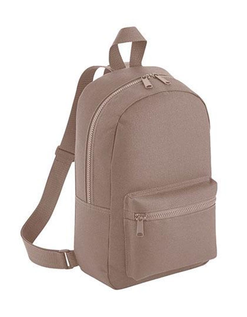 K&ouml;nnte beinhalten: Ein einfarbiger taupefarbener Rucksack mit einem Hauptfach mit zwei Rei&szlig;verschl&uuml;ssen, einer kleineren Rei&szlig;verschlusstasche vorne und verstellbaren Schultergurten. Der Rucksack hat einen Tragegriff oben und besteht aus einem strapazierf&auml;higen Gewebe.