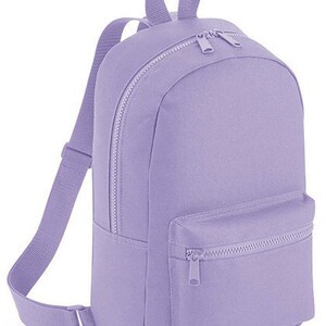 K&ouml;nnte beinhalten: Ein einfarbiger, hellvioletter Rucksack mit einem Hauptfach mit Rei&szlig;verschluss und einer kleineren Rei&szlig;verschlusstasche auf der Vorderseite. Der Rucksack verf&uuml;gt &uuml;ber verstellbare Schultergurte und einen Tragegriff, alles aus passendem lavendelfarbenem Stoff.
