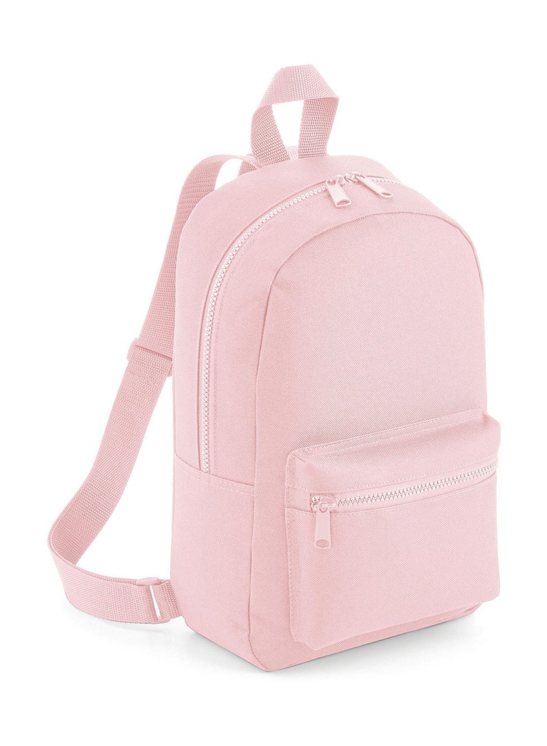 K&ouml;nnte beinhalten: Ein hellrosa Rucksack mit einem Hauptfach mit Rei&szlig;verschluss und einer kleineren Rei&szlig;verschlusstasche auf der Vorderseite. Der Rucksack verf&uuml;gt &uuml;ber verstellbare Schultergurte und einen Tragegriff an der Oberseite, alles aus passendem hellrosa Stoff mit silberfarbenen Rei&szlig;verschl&uuml;ssen.