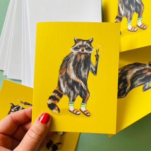 Carte de correspondance hippie raton laveur, voeux d'animal finition lin, signe de paix neutre, carte vierge drôle décontractée, cadeaux d'amis d'art stationnaire nature jaune