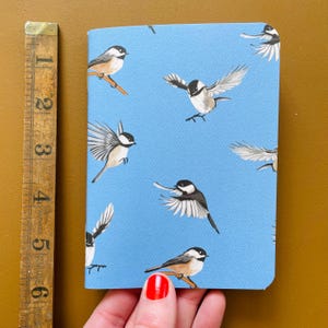 Cahier en papier bleu volant Mésange, journal de poche, papeterie d'aventure, livre d'art canadien illustré, petit bloc-notes fait main, mémo