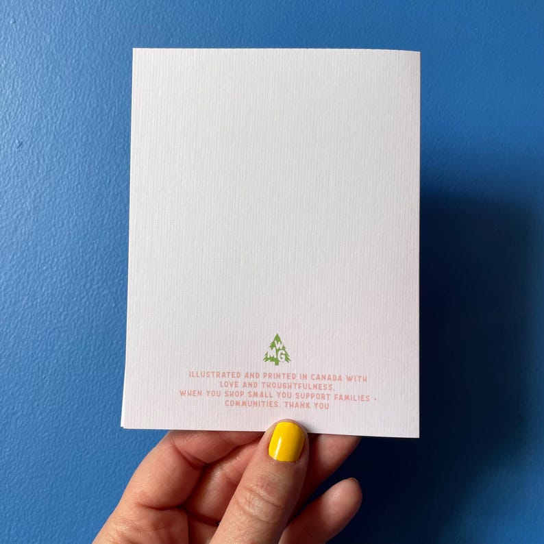 Pode incluir: Um cart&atilde;o branco com texto verde que diz "Ilustrado e impresso no Canad&aacute; com amor e aten&ccedil;&atilde;o. Quando voc&ecirc; compra em pequena escala, voc&ecirc; apoia fam&iacute;lias - comunidades, obrigado." Uma ilustra&ccedil;&atilde;o de &aacute;rvore verde est&aacute; na parte inferior do cart&atilde;o.