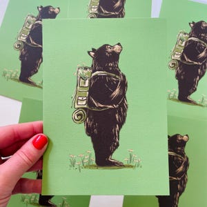 Impression d'art ours de randonnée tranquille, illustration 5 x 7, papier recyclé, impression d'aventure de camp de randonnée, vert naturel vintage, marguerites de dessin rétro