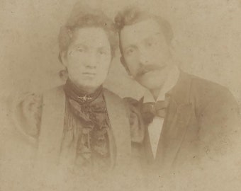 Un couple élégant, meuble photo ancien, studio de photographie, F. Ponzetti Gênes Italie, 1900