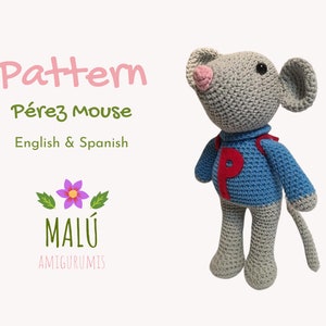 Puede incluir: Patrón de crochet para un ratón Pérez gris que lleva un suéter azul con una "P" roja. El patrón está disponible en inglés y español. El patrón es de Mailu Amigurumis.