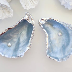3 Anello in conchiglia di ostrica blu e argento, ciondolo, piatto portagioie con perla. Proposta. Matrimonio. Laurea. Apparecchiatura del tavolo. Sposa da spiaggia. Decorazione costiera