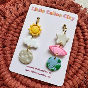 Boucles d'oreilles système solaire en argile polymère | Boucles d'oreilles en argile spatiale | Boucles d'oreilles Teacher en argile | Jolies boucles d'oreilles en argile | Idées cadeaux pour les enseignants