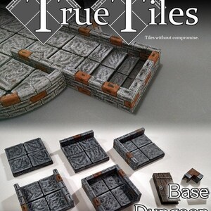 Peut inclure: Un ensemble de tuiles de donjon en plastique gris et brun pour les jeux de rôle sur table. Les tuiles sont conçues pour représenter un sol en pierre avec une bordure en brique. L'ensemble comprend une variété de formes de tuiles, y compris des carrés, des rectangles et des coins. Les tuiles sont étiquetées "Base Dungeon Pack".