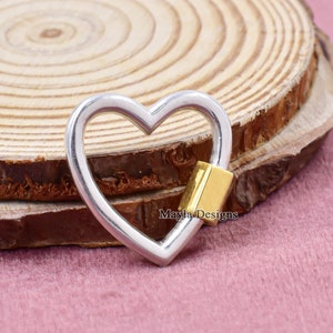 Mosquetón con forma de corazón de oro amarillo de 14 quilates y alambre de plata 925. Mosquetón con forma de corazón de oro amarillo.
