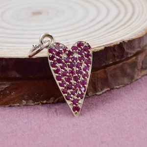 Puede incluir: Encanto de corazón de oro con piedras de rubí rojas. El encanto mide aproximadamente 2,5 cm de alto y tiene un bucle en la parte superior para sujetarlo a un collar o pulsera.