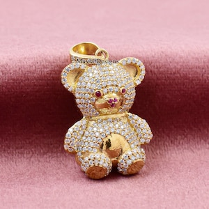 Colgante de osito de peluche con moissanita bañado en oro amarillo de 14 quilates
