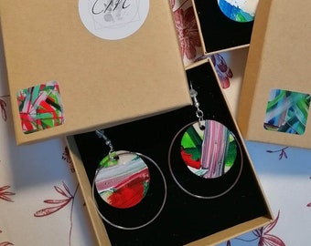 Earrings in Christmas colors with a pellet, a ring and a shell