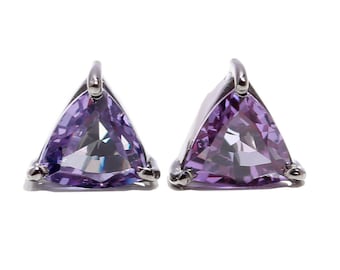 Pendientes de botón trillón de alejandrita púrpura, plata de ley negra oxidada, joyería minimalista hecha a mano.