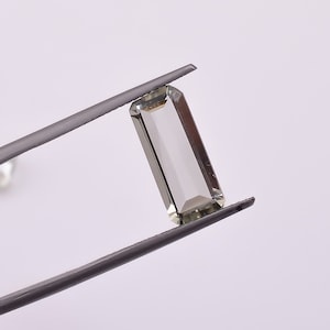 Gema de ametista verde prasiolita natural em lapidação baguete brilhante para confecção de joias (14 x 6 mm)