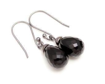 Orecchini a perno in argento sterling 925 con onice nero a forma