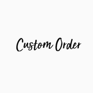 Puede incluir: Texto negro "Custom Order" sobre fondo blanco. La escritura es cursiva, de estilo manuscrito, con un efecto de pincelada. La imagen es simple y limpia, ideal para pedidos personalizados.