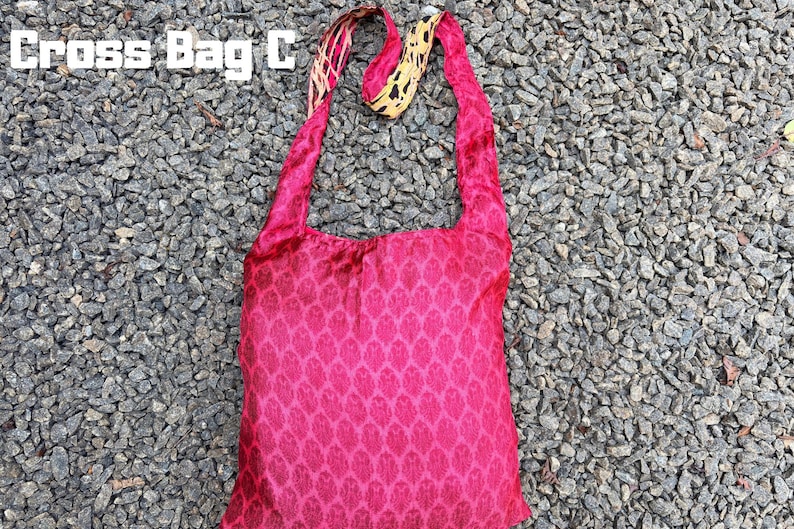 Pu&ograve; includere: Una borsa a tracolla rosa acceso con un motivo a foglie ripetuto. La borsa ha lunghe cinghie e il testo "Cross Bag C" nell'angolo in alto a sinistra. Il cinturino ha un design giallo e rosa.