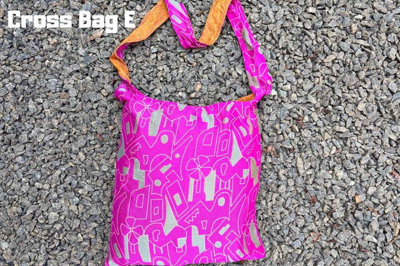 Pu&ograve; includere: Una borsa a tracolla rosa acceso con un motivo astratto ripetuto in argento. La borsa ha una tracolla rosa abbinata e una tracolla arancione a contrasto. Il testo "Cross Bag E" &egrave; nell'angolo in alto a sinistra.
