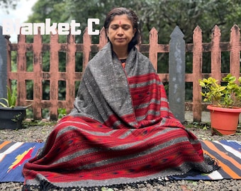 Coperta yoga tessuta a mano in morbidissima lana himalayana: scialle e plaid per la meditazione.