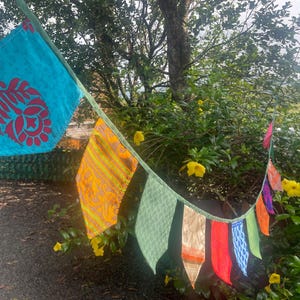 Upcycled Sari Party Bunting Flaggen Banner und alles Gute zum Geburtstag Wimpel handgefertigt aus 100% recyceltem Sari für Party Geschenk und Geschenk