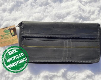 Bolso de mano tipo clutch hecho con cámaras de bicicleta recicladas, ideal como regalo de cumpleaños o para ciclistas.