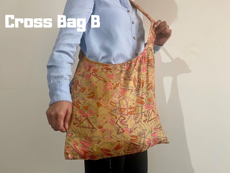 Pu&ograve; includere: Una borsa a tracolla con un motivo ripetuto nelle tonalit&agrave; del rosa, arancione e marrone. La borsa &egrave; etichettata "Cross Bag B" in testo bianco. La borsa &egrave; indossata a spalla.