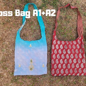 Pu&ograve; includere: Due borse a tracolla sull'erba. Una &egrave; sfumata in blu con ricami dorati. L'altra &egrave; rossa con un motivo paisley dorato. Il testo "Cross Bag A1+A2" &egrave; in alto.