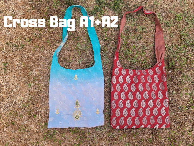 Pu&ograve; includere: Due borse a tracolla sull'erba. Una &egrave; sfumata in blu con ricami dorati. L'altra &egrave; rossa con un motivo paisley dorato. Il testo "Cross Bag A1+A2" &egrave; in alto.