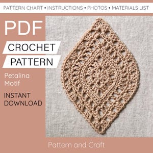 Puede incluir: Un patrón de ganchillo beige en forma de diamante. El diseño presenta un diseño abierto y calado con un motivo floral central. El texto a la izquierda dice "PDF CROCHET PATTERN Petalina Motif INSTANT DOWNLOAD". El fondo es de tela neutra.