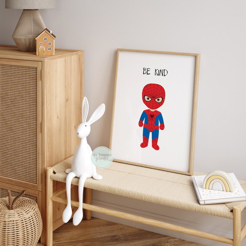Op de afbeelding: Een printable poster met een cartoonillustratie van Spiderman in een rood en blauw pak. De poster heeft de tekst "Be Kind" bovenaan.