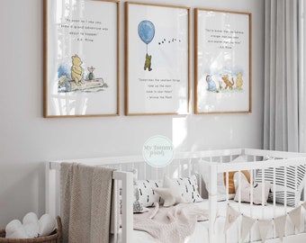 Puede incluir: Tres impresiones de guardería de Winnie the Pooh con citas inspiradoras. La primera impresión presenta a Winnie the Pooh y Piglet sentados en un tronco con la cita "Tan pronto como te vi, supe que una gran aventura estaba a punto de suceder." - A.A. Milne. La segunda impresión presenta a Winnie the Pooh sosteniendo un globo azul con la cita "A veces las cosas más pequeñas ocupan el mayor espacio en tu corazón." - Winnie the Pooh. La tercera impresión presenta a Winnie the Pooh, Piglet y Tigger caminando con la cita "Eres más valiente de lo que crees, más fuerte de lo que pareces, y más inteligente de lo que piensas." - A.A. Milne.