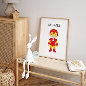 Op de afbeelding: Een printable poster met een cartoon superheld die een rood en geel pak draagt. De poster heeft de tekst "BE SMART" bovenaan.