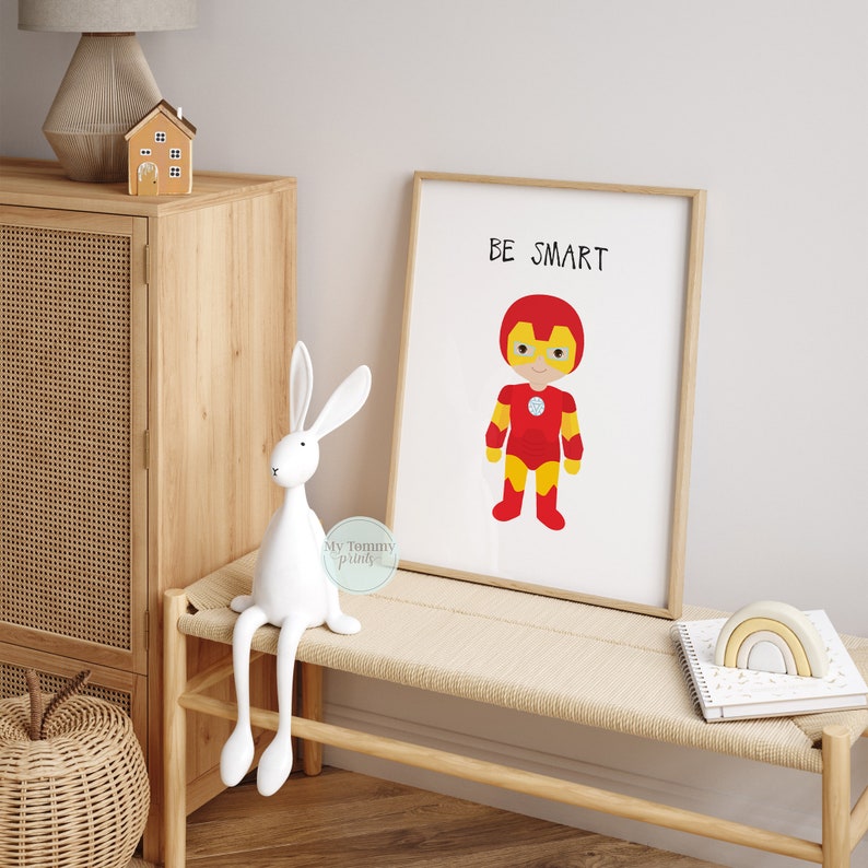 Op de afbeelding: Een printable poster met een cartoon superheld die een rood en geel pak draagt. De poster heeft de tekst "BE SMART" bovenaan.