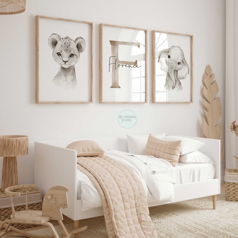 3er-Set Safari Kinderzimmer Drucke Jungen Schlafzimmer Dekor Elefant Löwe Neutral Wand Kunst Initial Print Safari Themen Kinderzimmer Dekor Bild 4